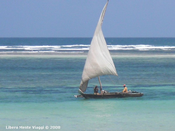 Un Doni davanti alla spiaggia di Diani 